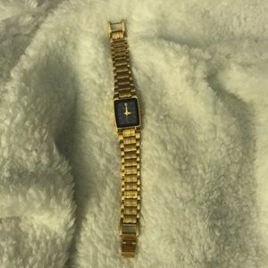 💚 $5 Armitron gold ladies wrist watch